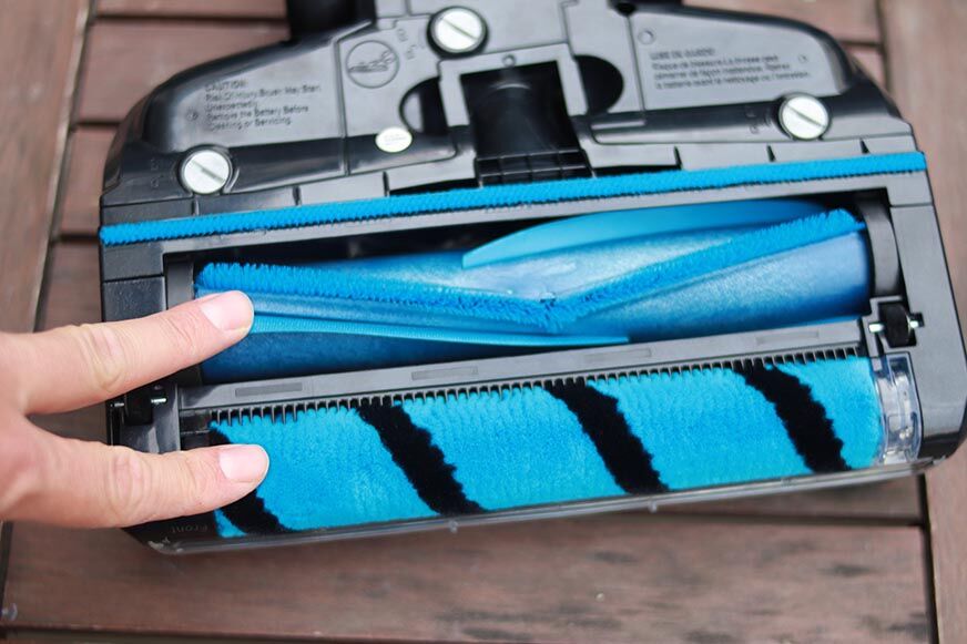 You can see the two brush rollers of the Shark Anti Hair Wrap. 